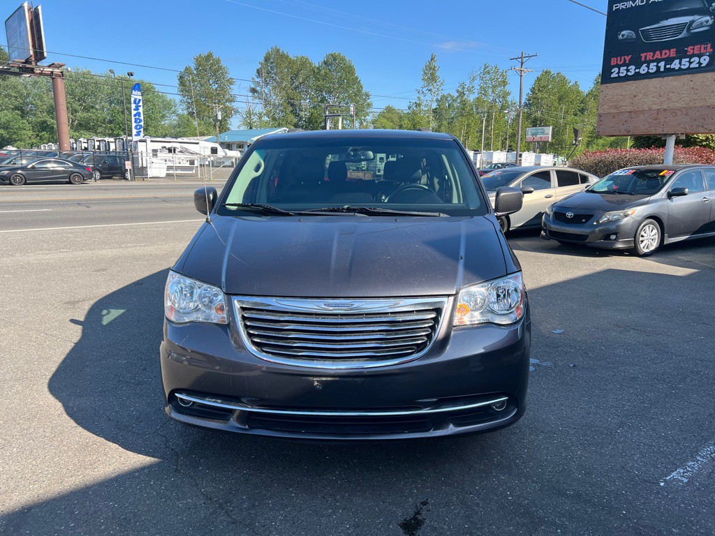 2016 Chrysler Town & Country Image 3