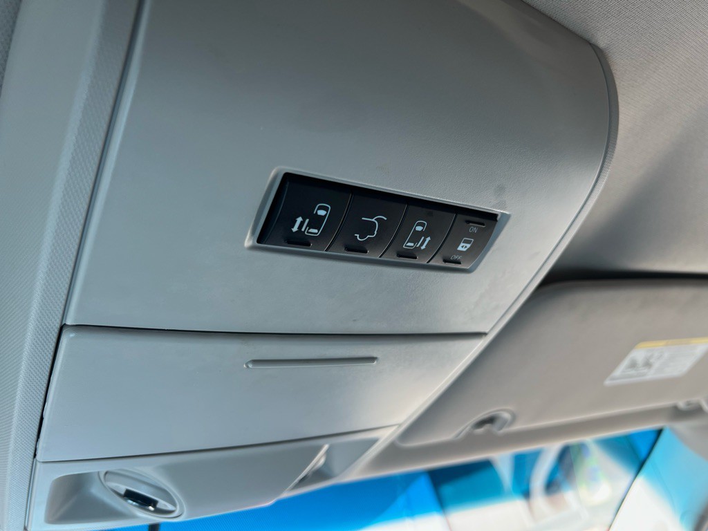 2016 Chrysler Town & Country Image 13
