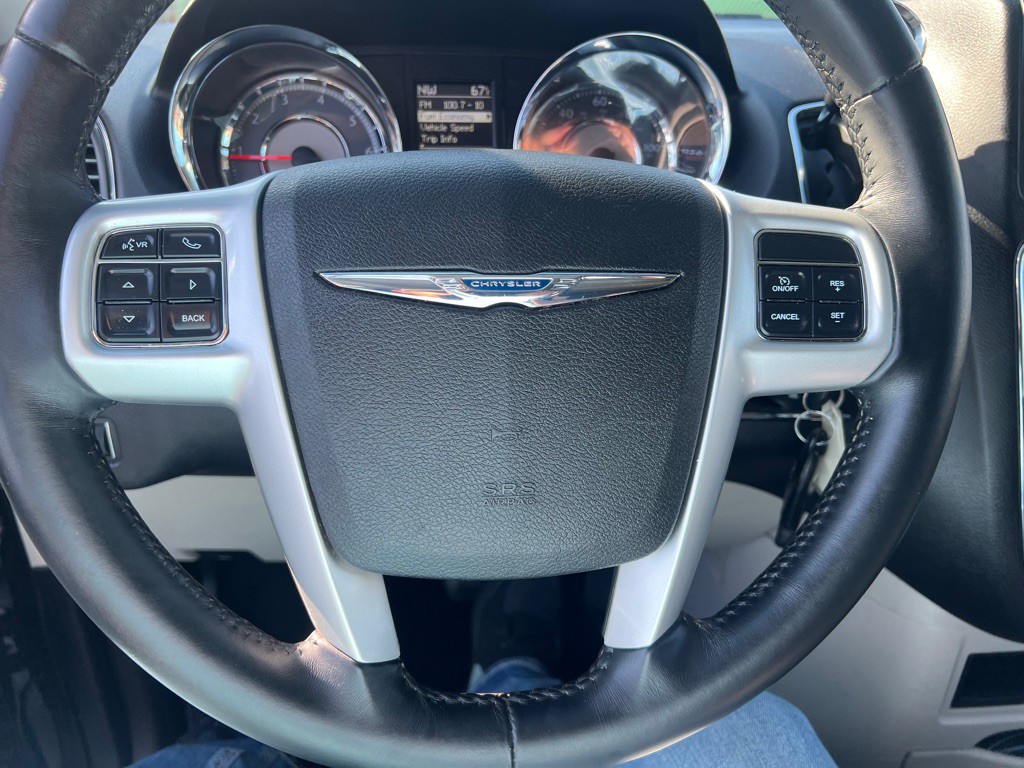 2016 Chrysler Town & Country Image 14