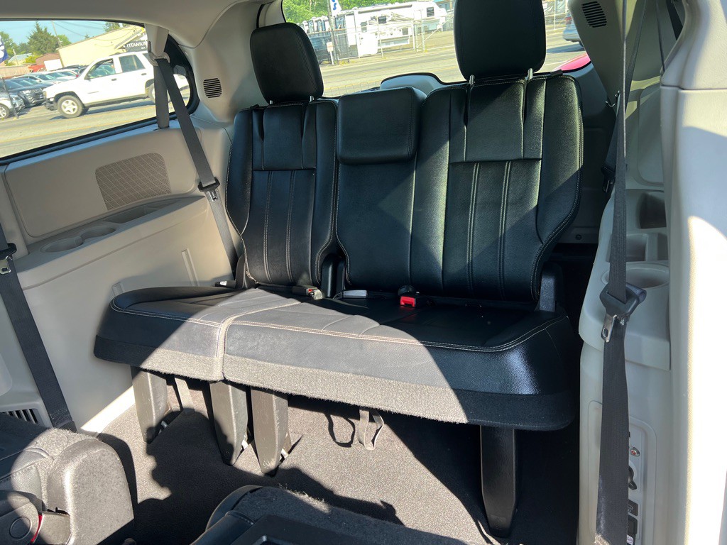 2016 Chrysler Town & Country Image 16