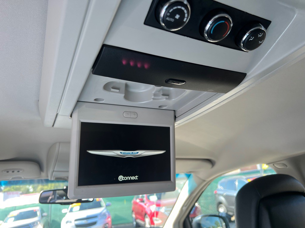 2016 Chrysler Town & Country Image 18