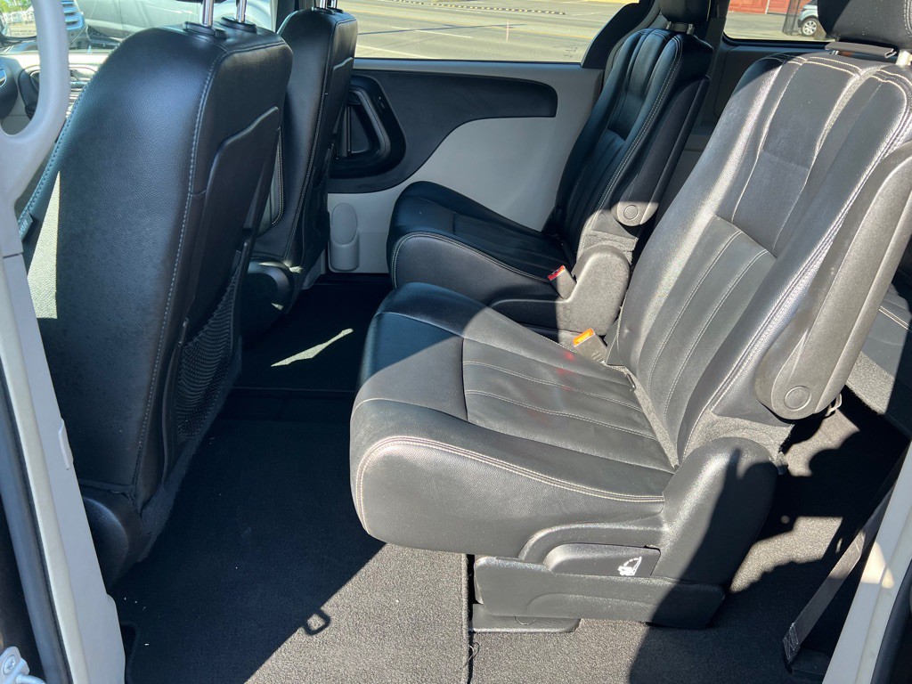 2016 Chrysler Town & Country Image 19