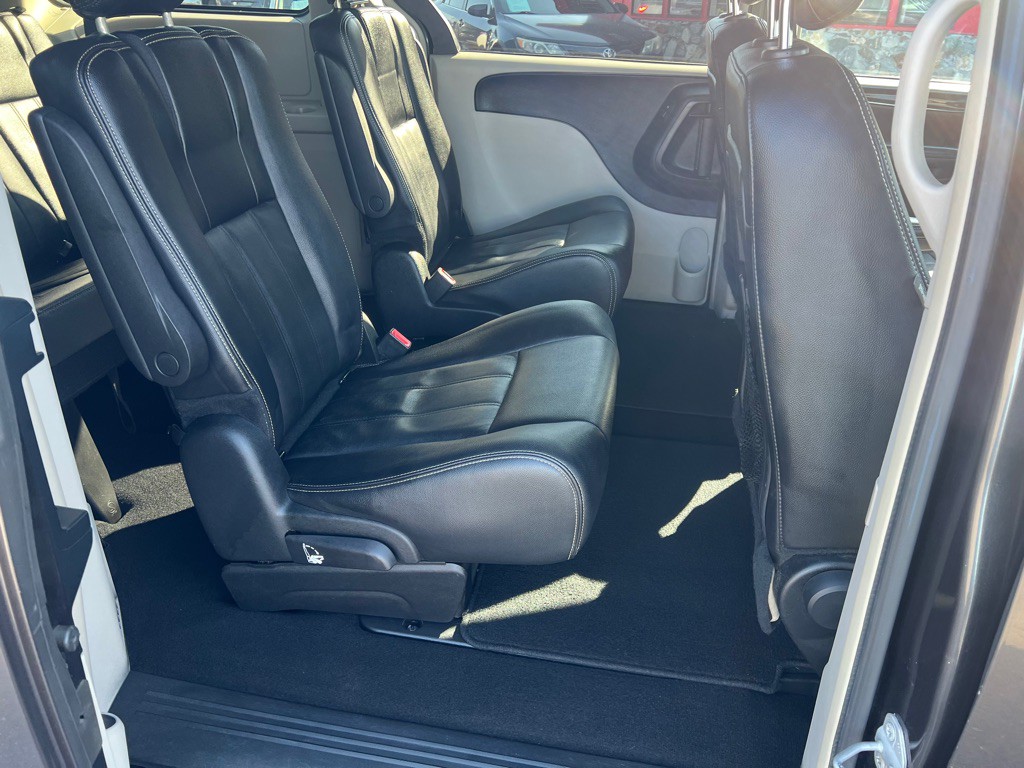 2016 Chrysler Town & Country Image 21