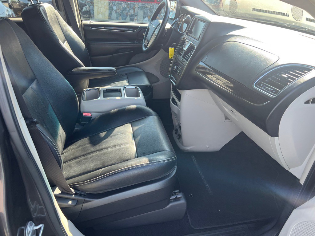 2016 Chrysler Town & Country Image 22