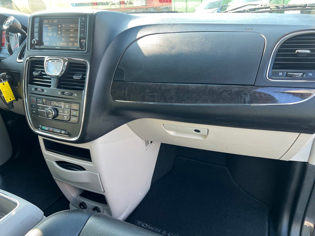 2016 Chrysler Town & Country Image 23