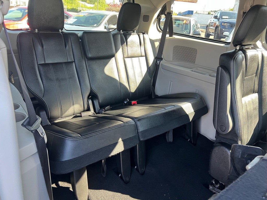 2016 Chrysler Town & Country Image 24