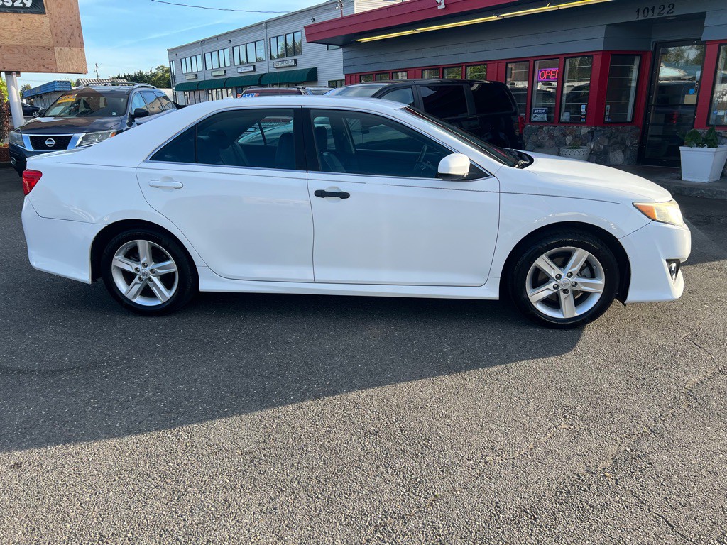 2014 Toyota Camry Image 2
