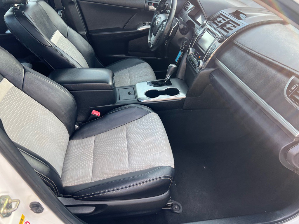 2014 Toyota Camry Image 17