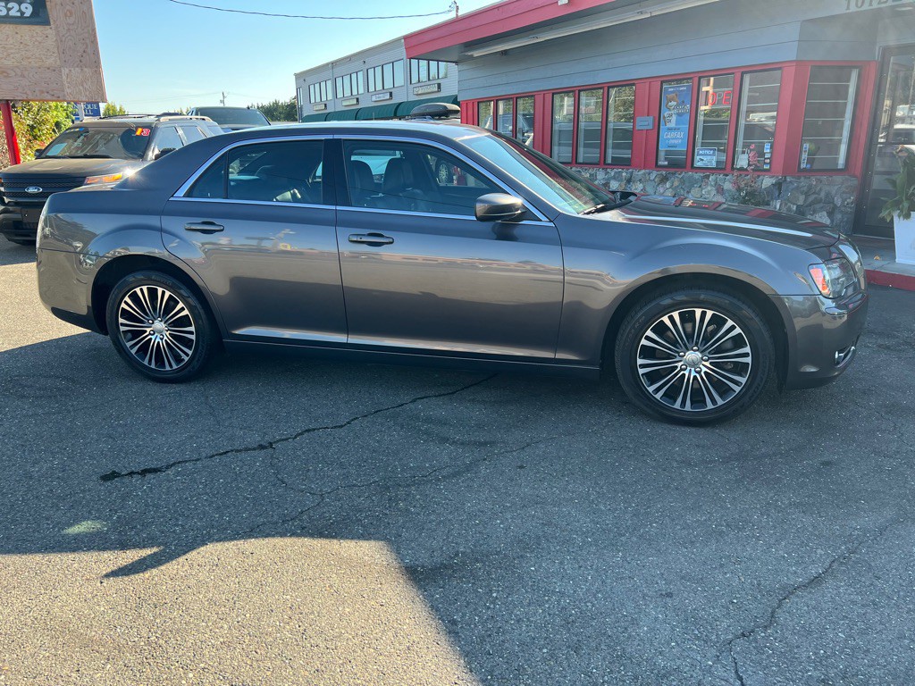 2014 Chrysler 300 Image 2