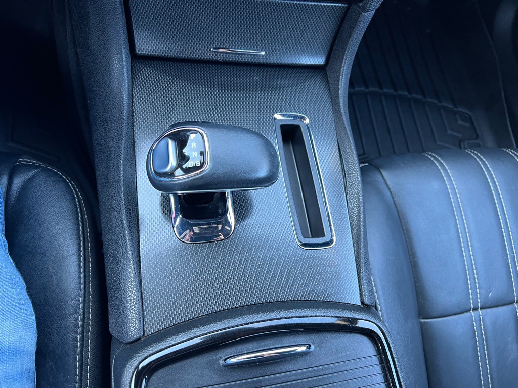 2014 Chrysler 300 Image 11