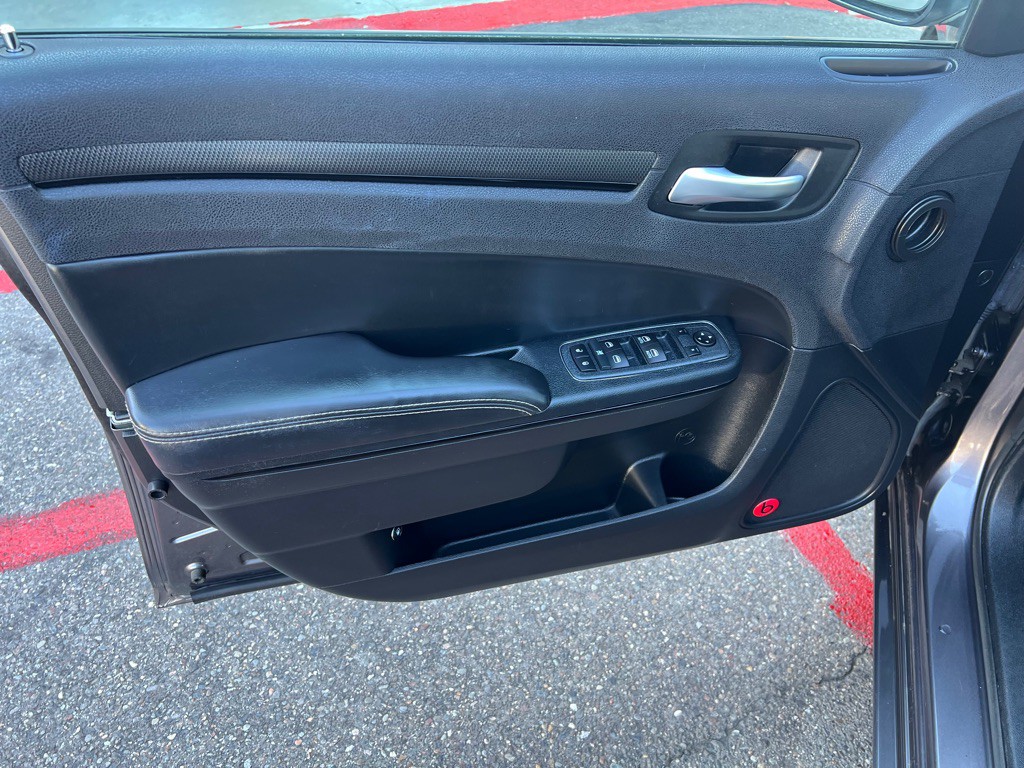 2014 Chrysler 300 Image 16