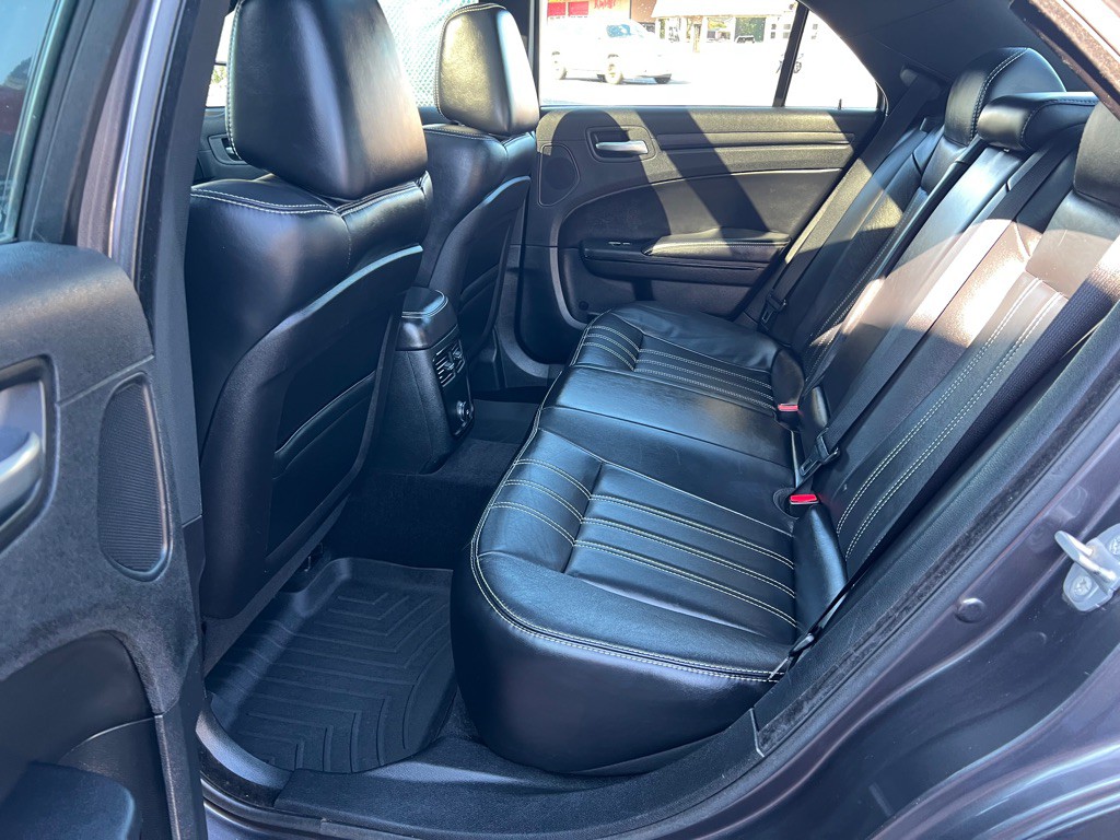 2014 Chrysler 300 Image 17