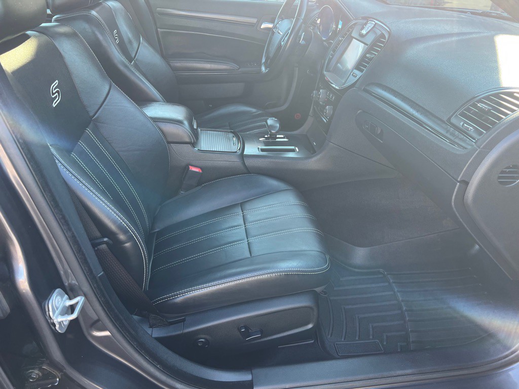 2014 Chrysler 300 Image 18