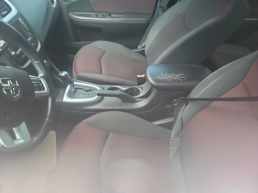 2012 Dodge Avenger Image 3