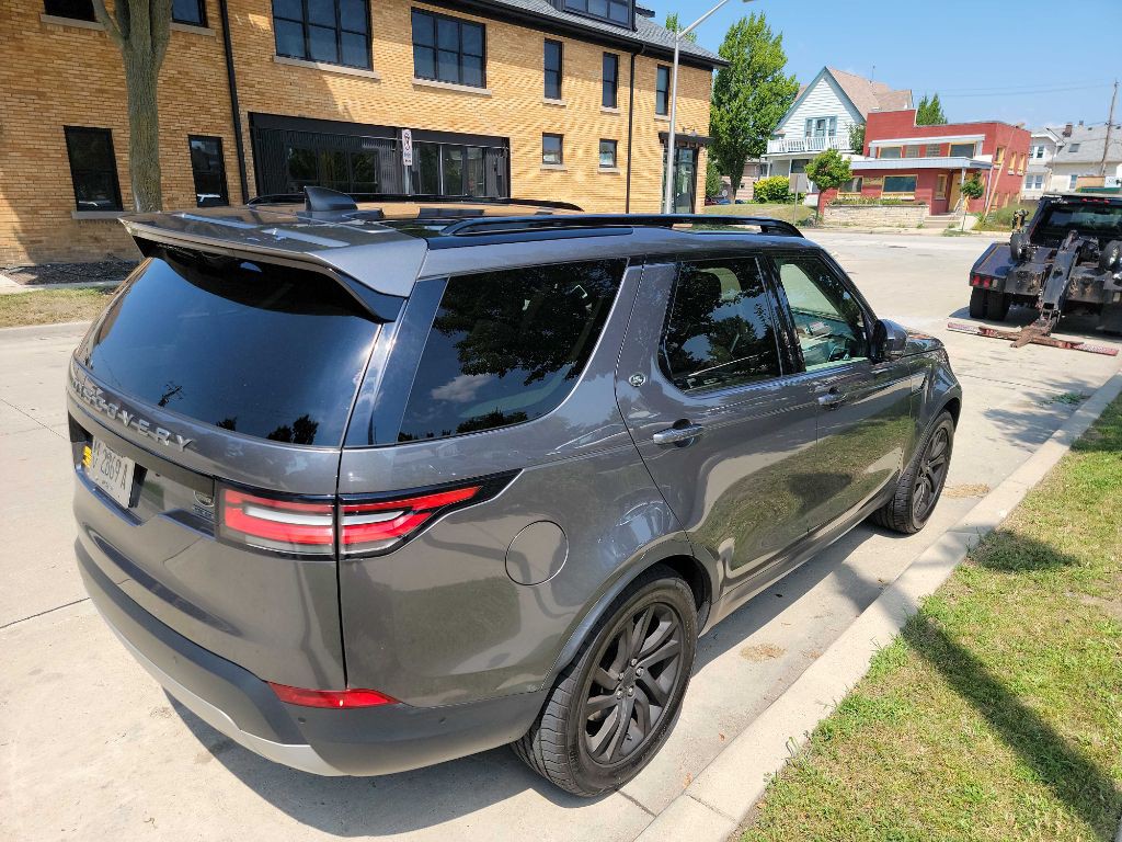 2017 Land Rover Discovery Image 2
