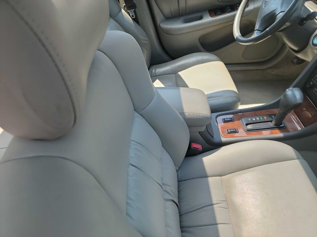 1999 Lexus ES Image 2