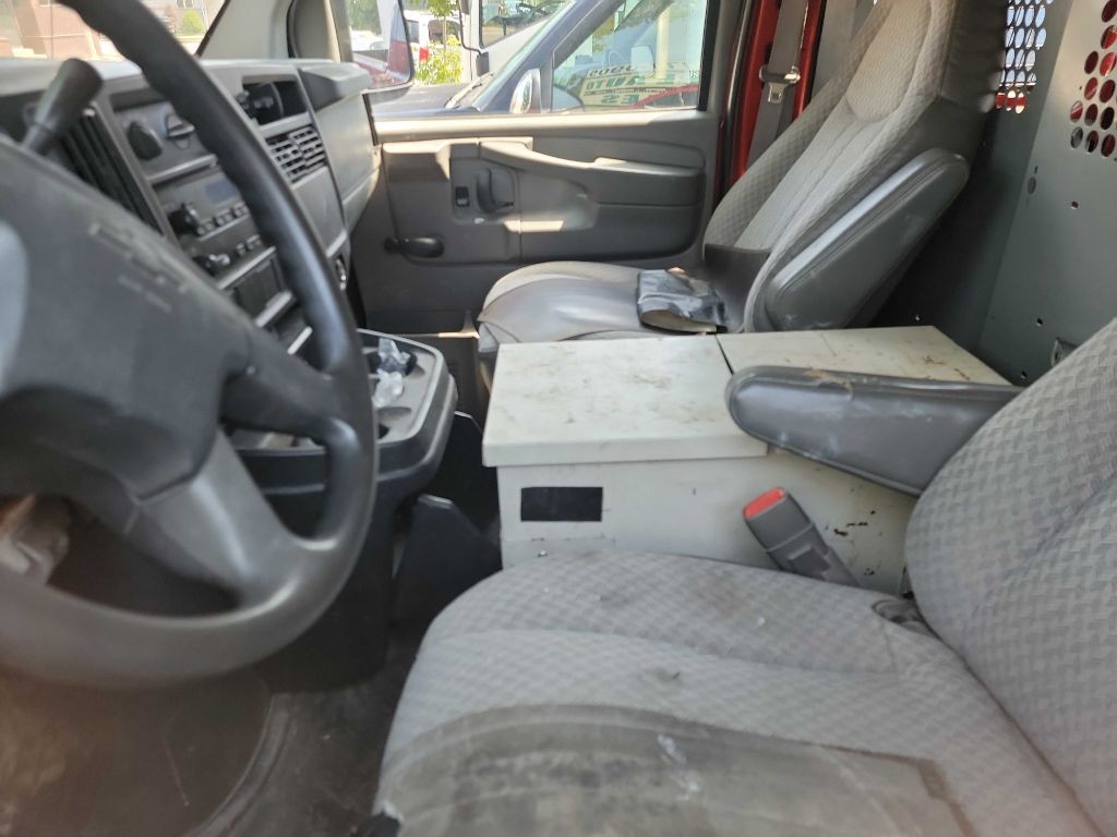 2006 Chevrolet Express Image 2