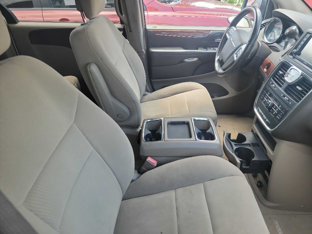 2011 Chrysler Town & Country Image 1