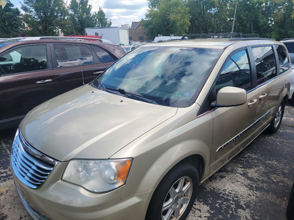 2011 Chrysler Town & Country Image 2