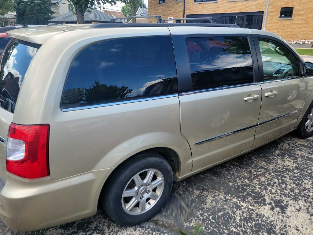 2011 Chrysler Town & Country Image 3