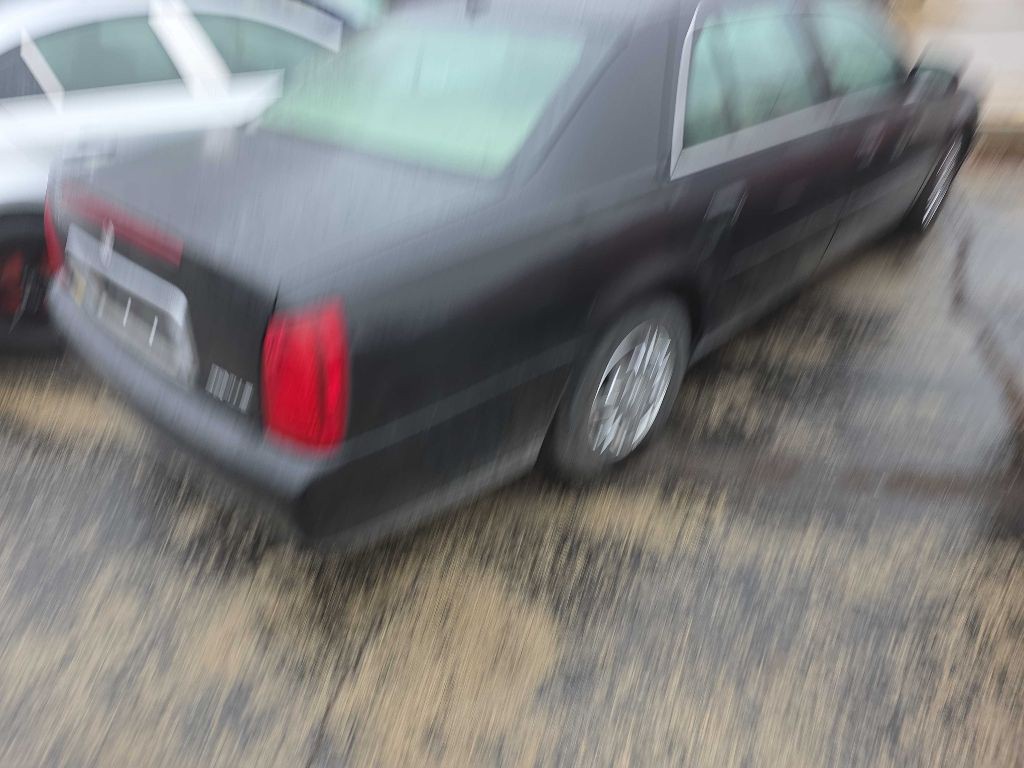 2005 Cadillac DeVille Image 2