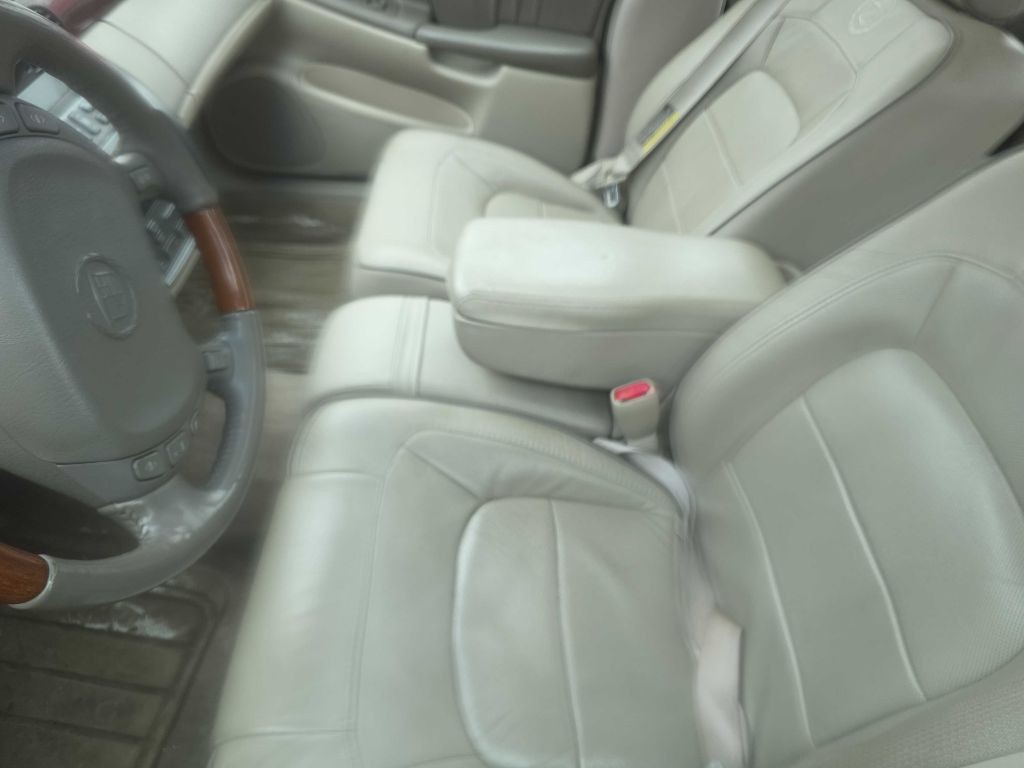 2005 Cadillac DeVille Image 3