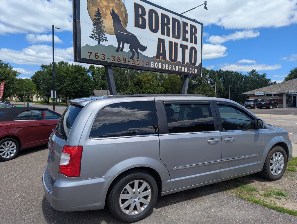 2013 Chrysler Town & Country Image 2