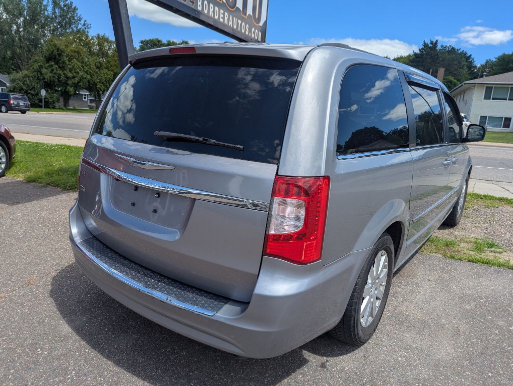 2013 Chrysler Town & Country Image 5