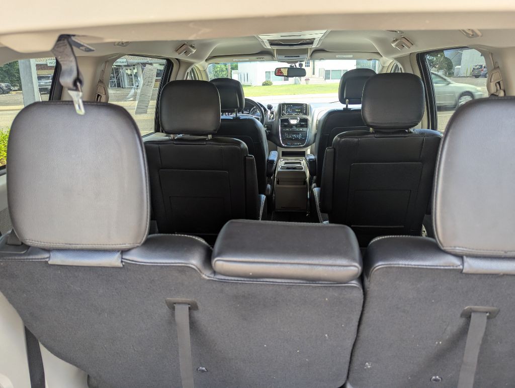 2013 Chrysler Town & Country Image 8