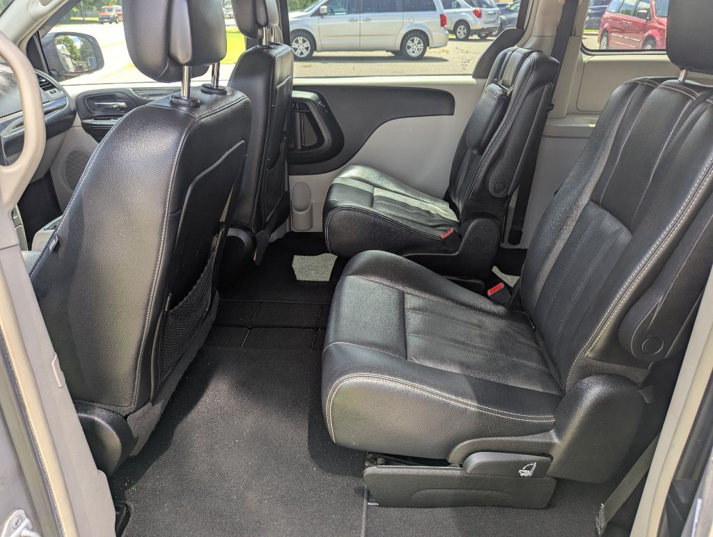 2013 Chrysler Town & Country Image 11