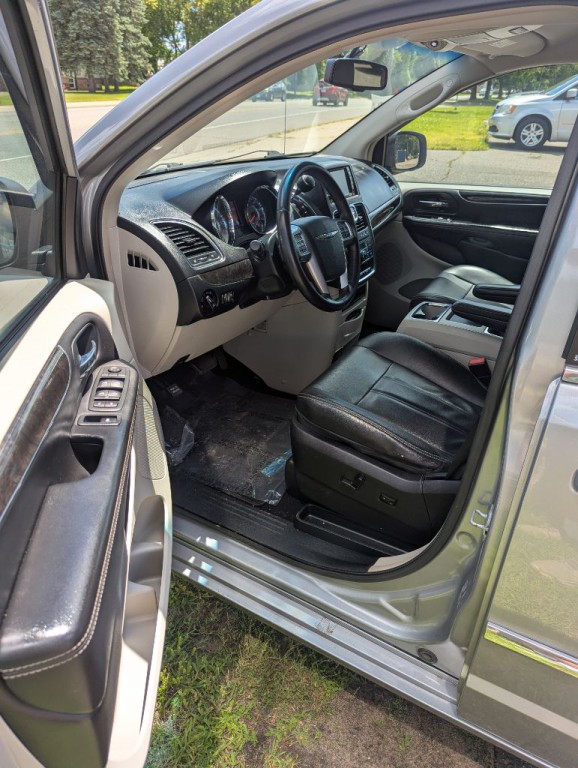 2013 Chrysler Town & Country Image 15