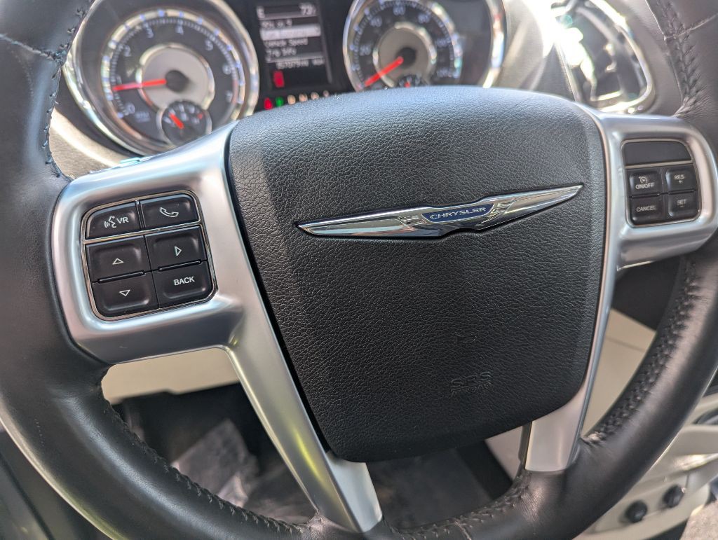 2013 Chrysler Town & Country Image 16