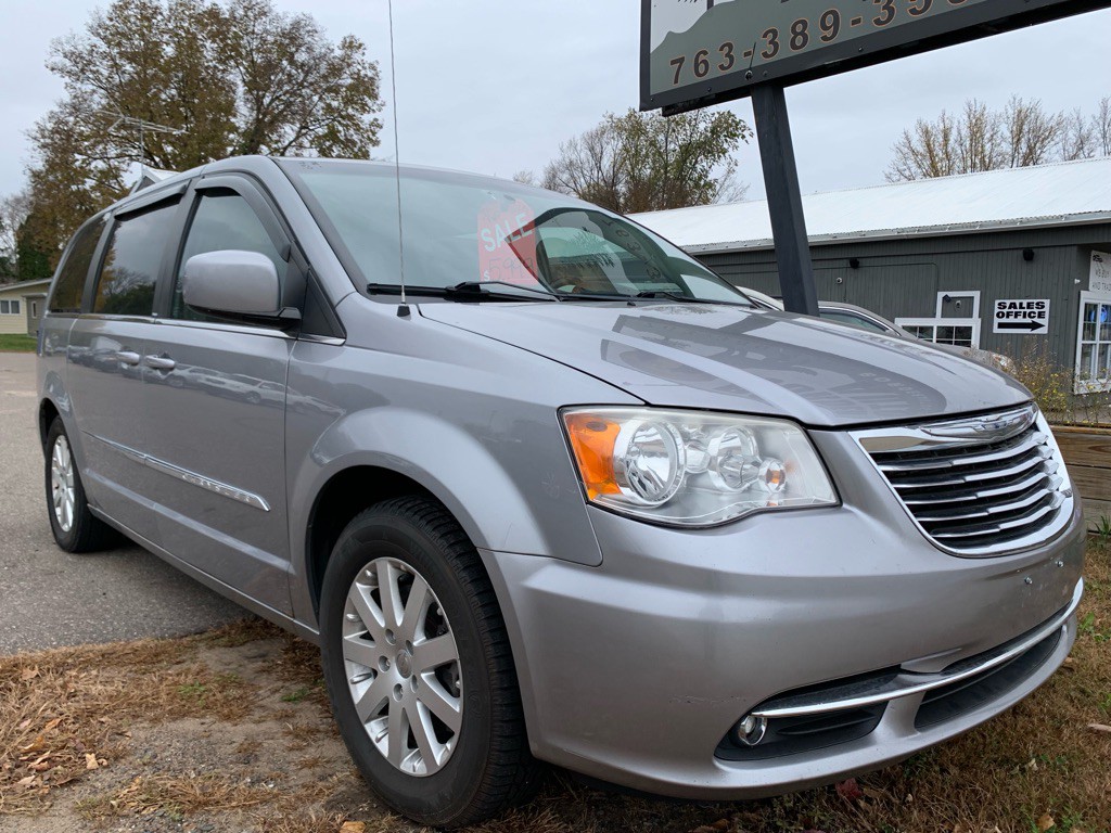 2013 Chrysler Town & Country Image 2