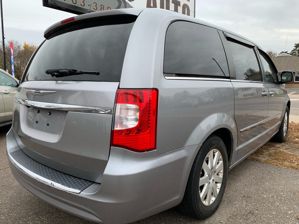 2013 Chrysler Town & Country Image 5