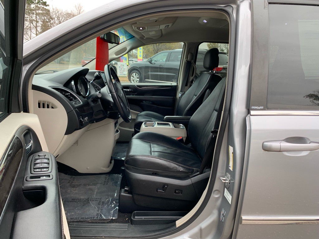 2013 Chrysler Town & Country Image 6