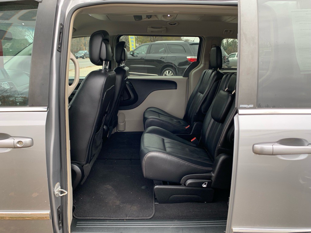 2013 Chrysler Town & Country Image 7