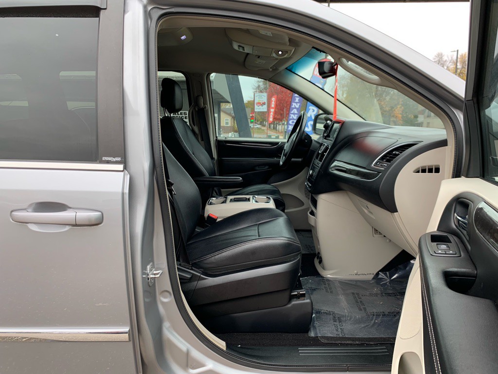 2013 Chrysler Town & Country Image 8