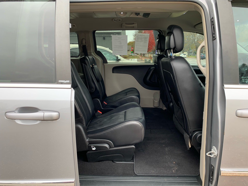 2013 Chrysler Town & Country Image 9