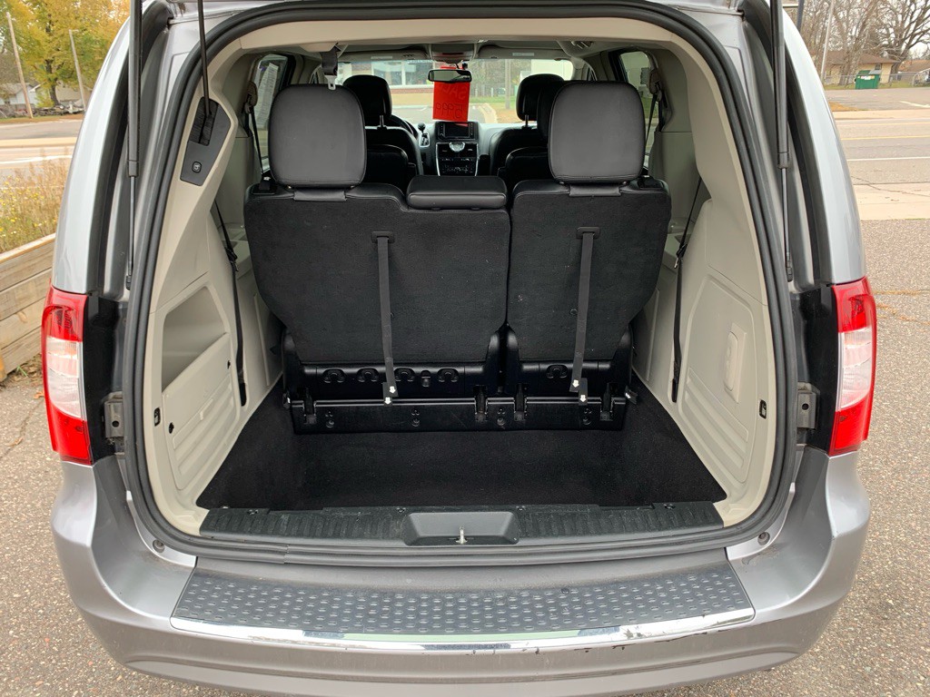 2013 Chrysler Town & Country Image 10