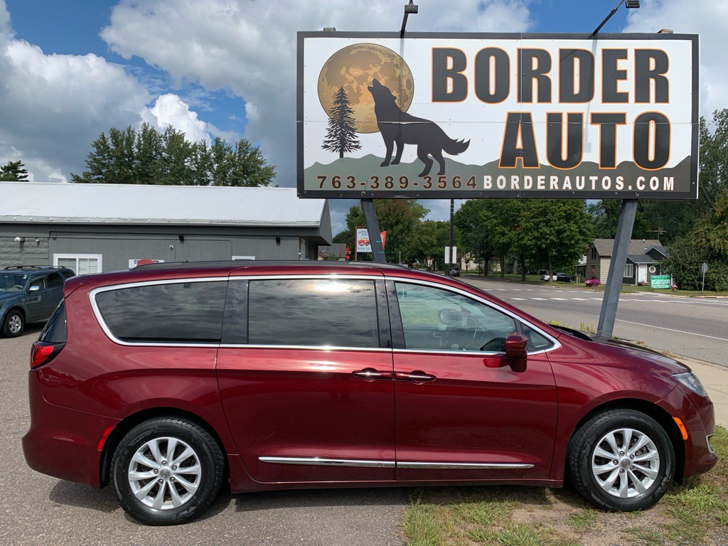 2017 Chrysler Pacifica Image 1