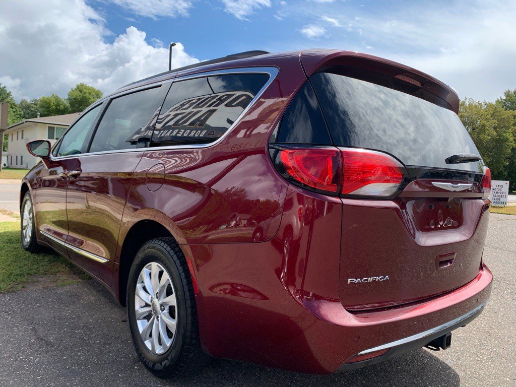 2017 Chrysler Pacifica Image 4