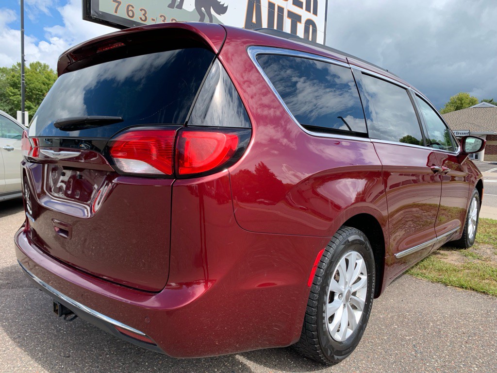2017 Chrysler Pacifica Image 5