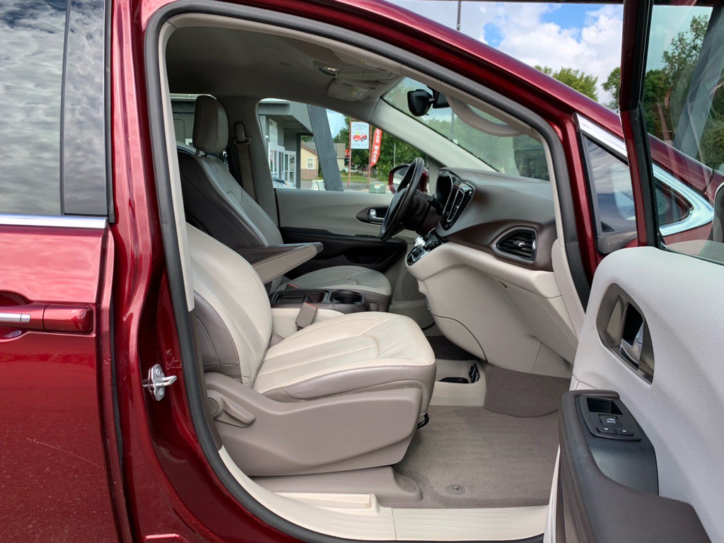 2017 Chrysler Pacifica Image 8