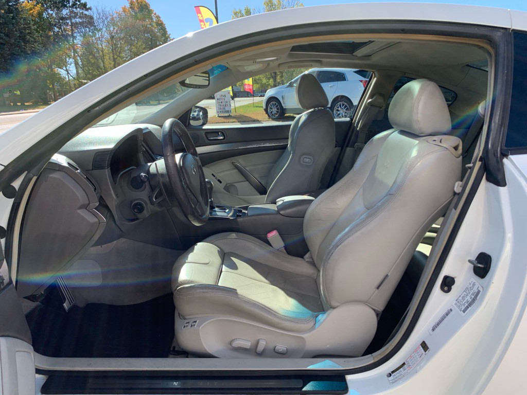 2011 INFINITI G37 Image 6