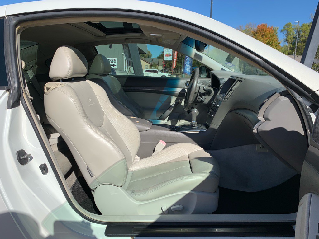 2011 INFINITI G37 Image 7