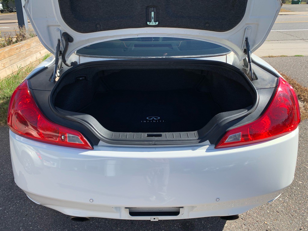 2011 INFINITI G37 Image 9