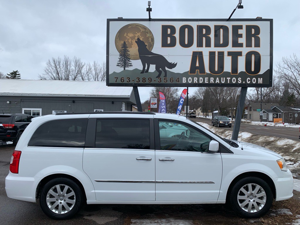 2014 Chrysler Town & Country Image 1