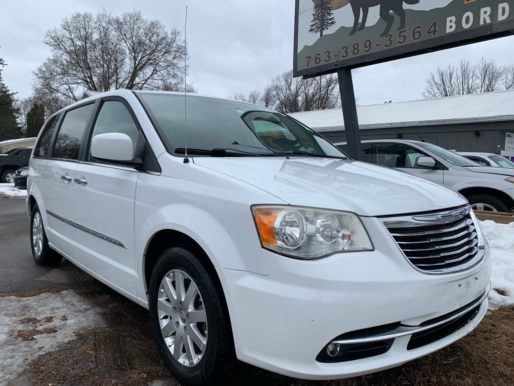 2014 Chrysler Town & Country Image 2