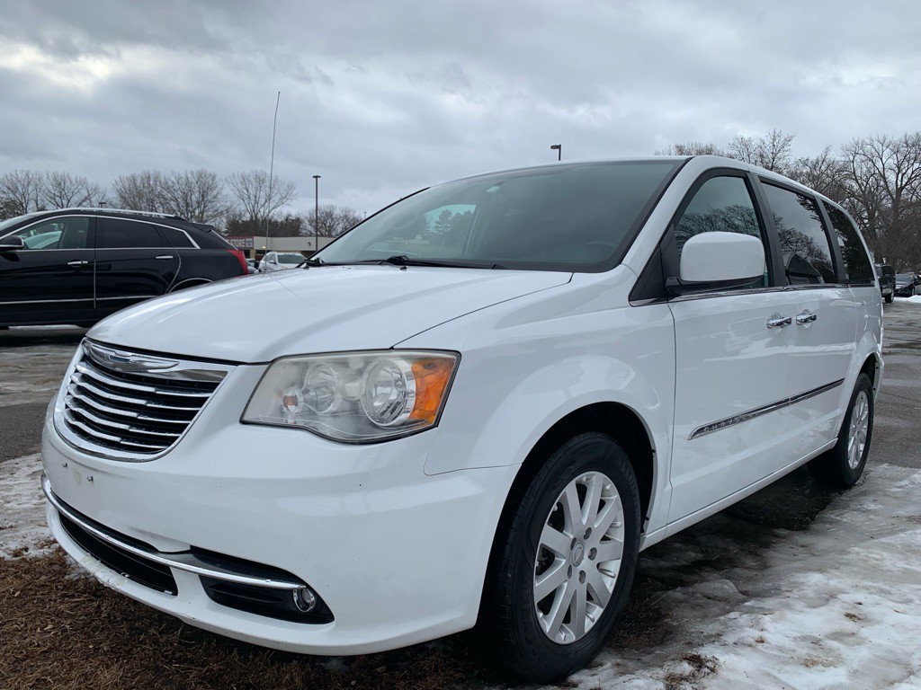 2014 Chrysler Town & Country Image 3