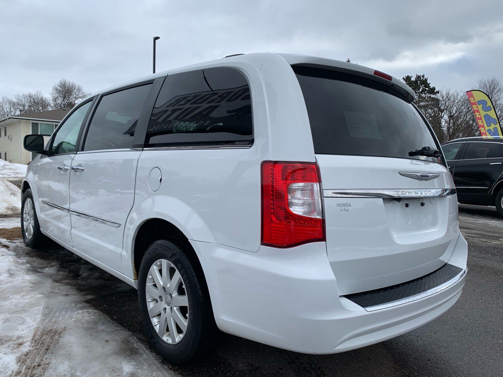 2014 Chrysler Town & Country Image 4